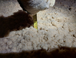 Zateplení stropu novostavby pomocí foukané izolace